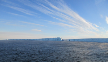 La spedizione nel mare di Ross della nave istituzionale OGS Explora. Sessanta giorni di campagna e cinque progetti alla ricerca di evidenze sulle dinamiche oceaniche presenti e passate e sul loro impatto sul progressivo ritiro dei ghiacci.
La ricercatrice CMCC Florence Colleoni, fra i partecipanti alla spedizione, ci racconta delle sue ricerche a bordo e della sua straordinaria esperienza personale